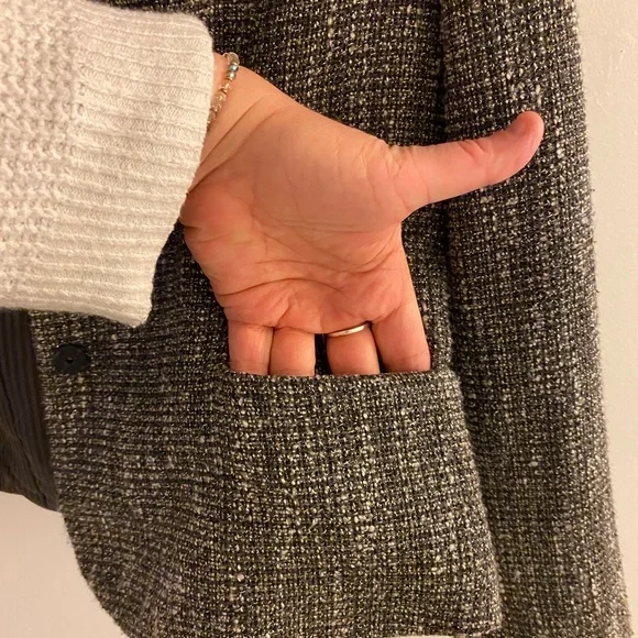 Coldwater Creek size 10 petite gray blazer. 2 front snap buttons. Tweed. - Picture 5 of 13
